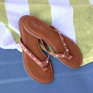 AMERICAN EAGLE GENUINE LEATHER/CRYSTAL STUD INSET BROWN THONG STYLE SANDAL